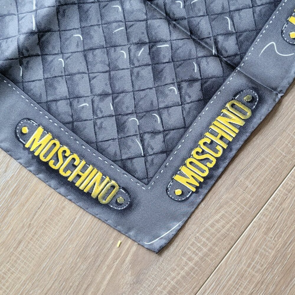 NWOT Moschino Silk Scarf RRP $69.99 - Picture 4 of 4